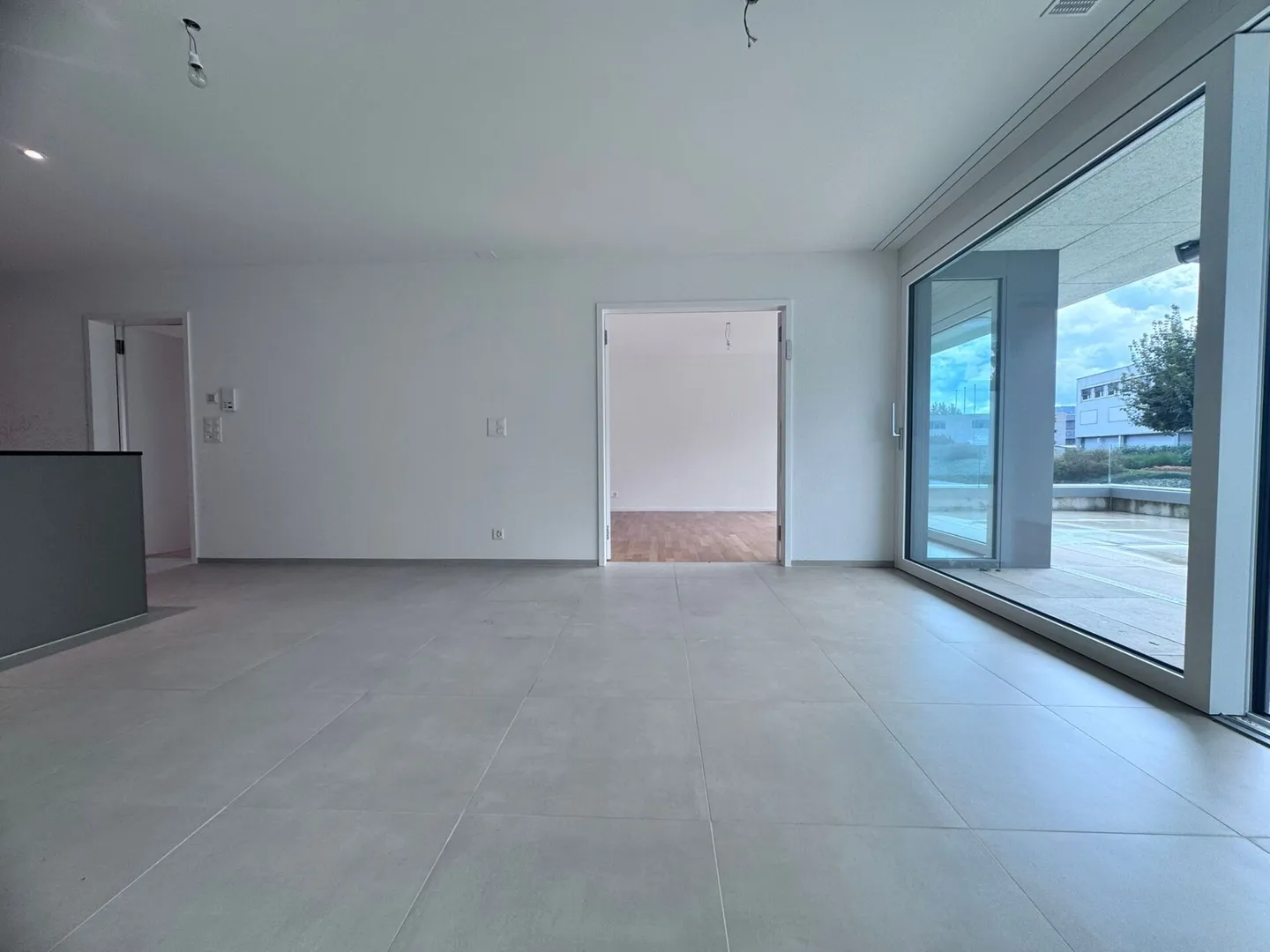 Appartement moderne exclusif de 4,5 pièces avec grande terrasse et tour de lavage - Photo 8 sur 18