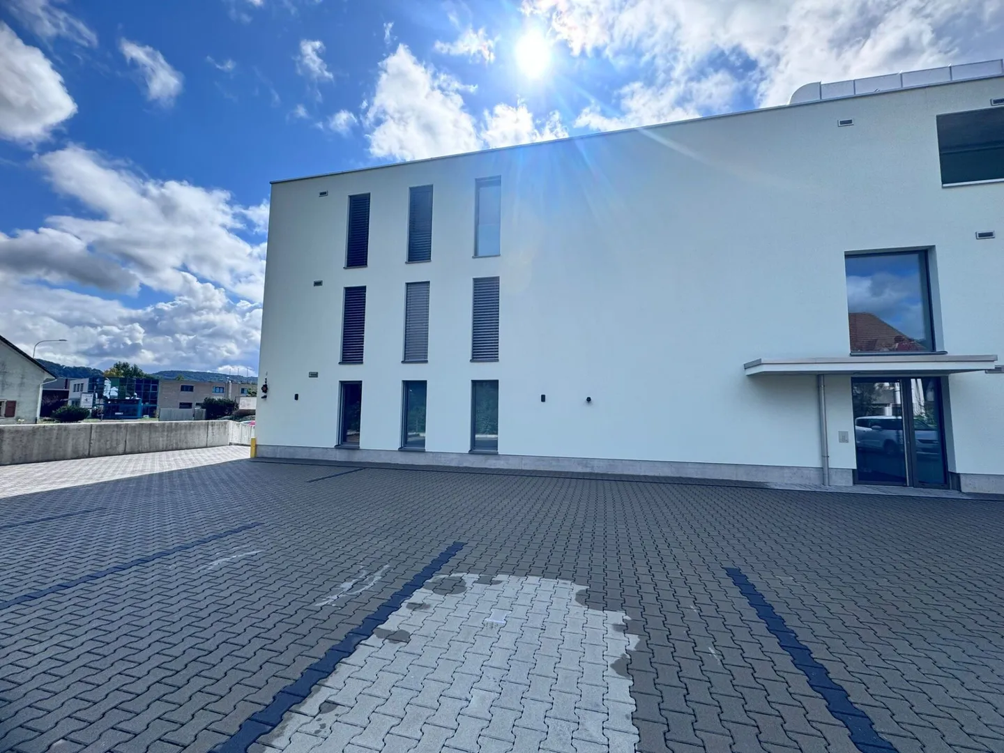 Appartement moderne exclusif de 4,5 pièces avec grande terrasse et tour de lavage - Photo 17 sur 18