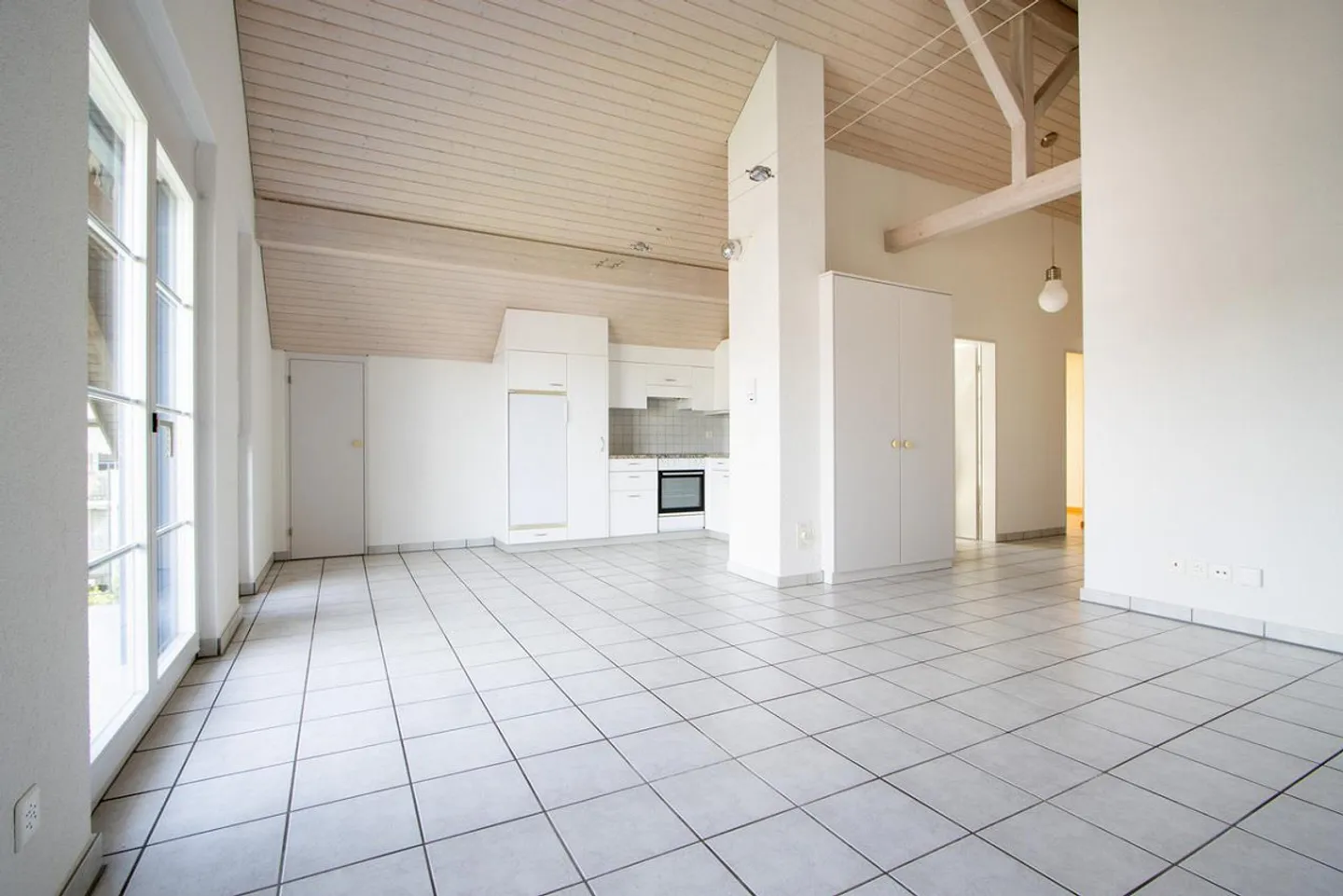 Charmante Dachwohnung mit Balkon - Foto 2 von 12