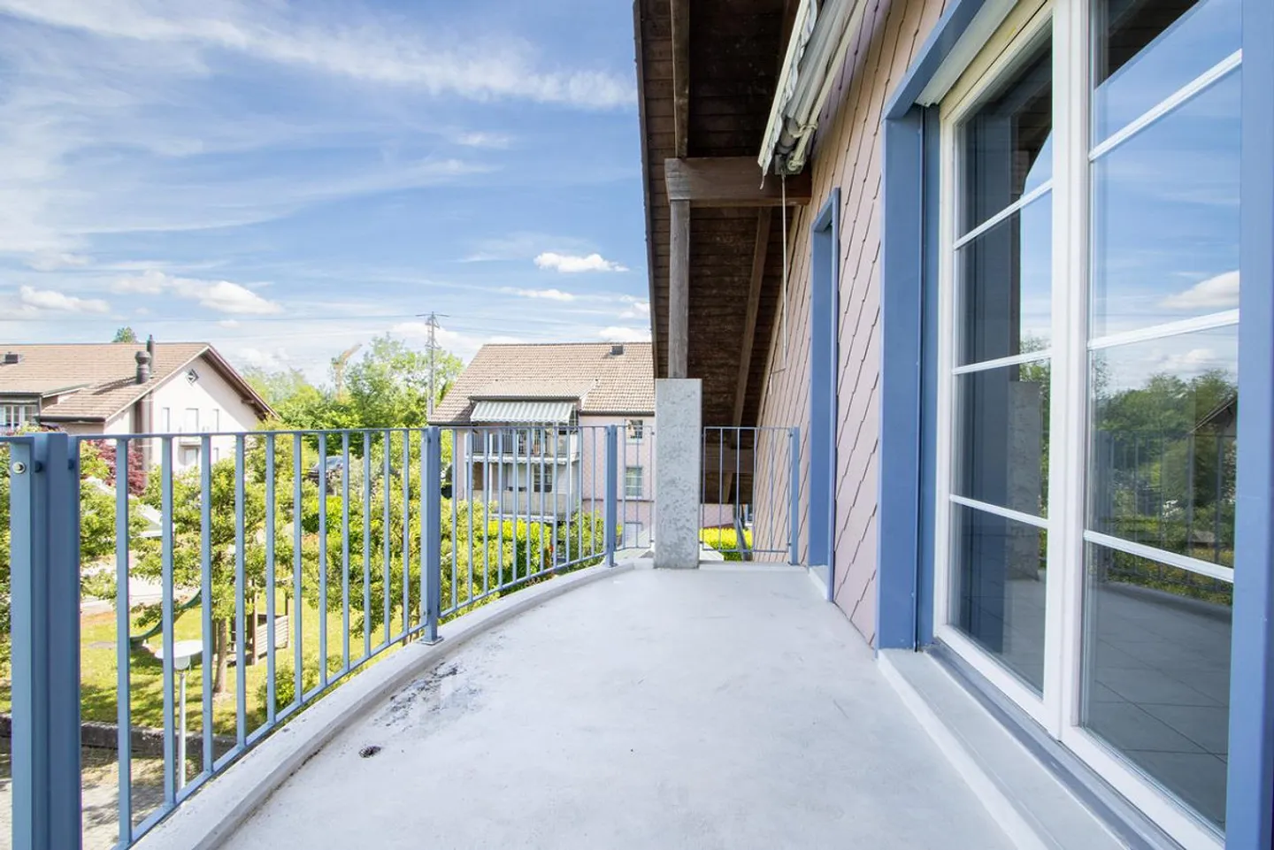 Charmante Dachwohnung mit Balkon - Foto 3 von 12