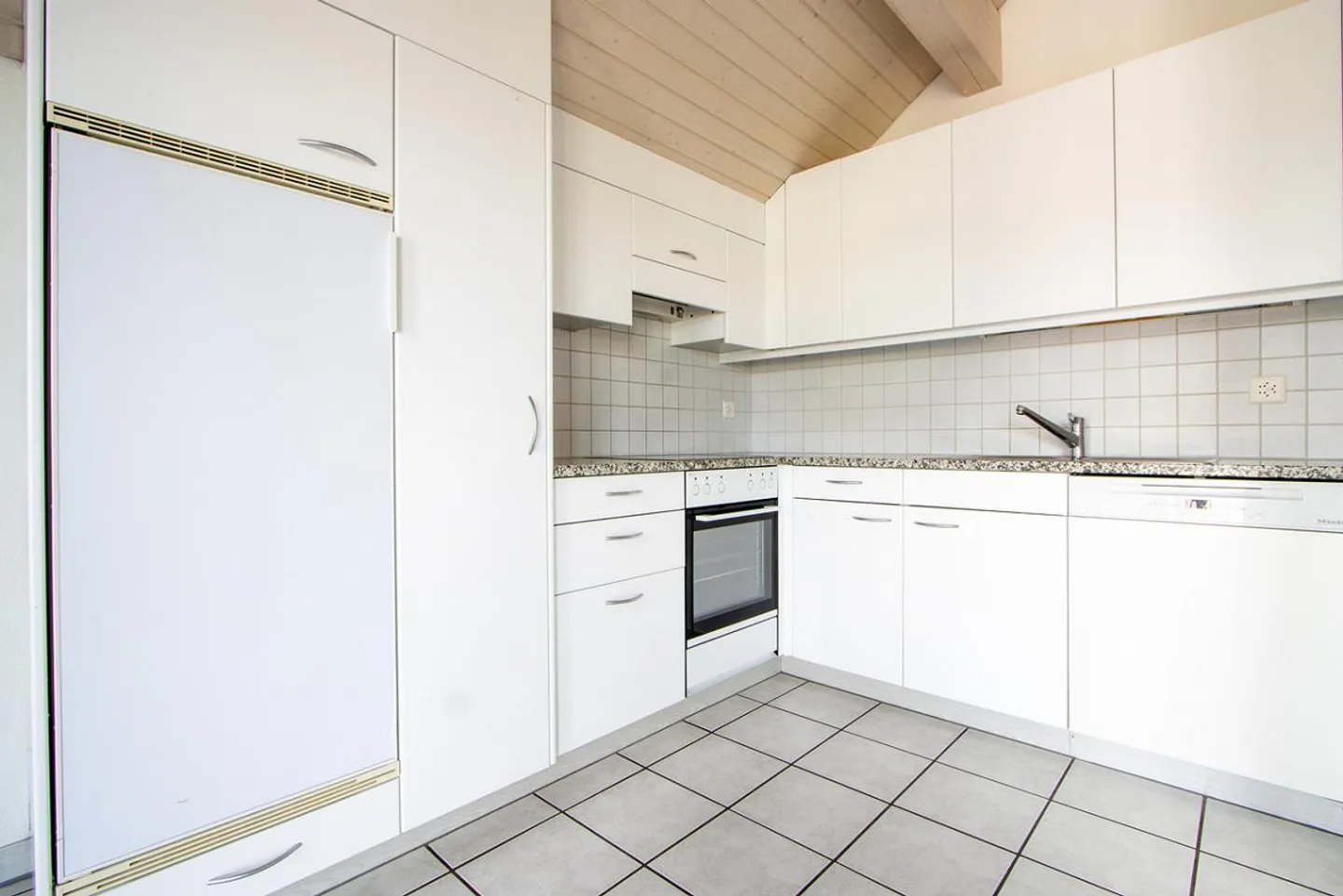 Charmante Dachwohnung mit Balkon - Foto 4 von 12