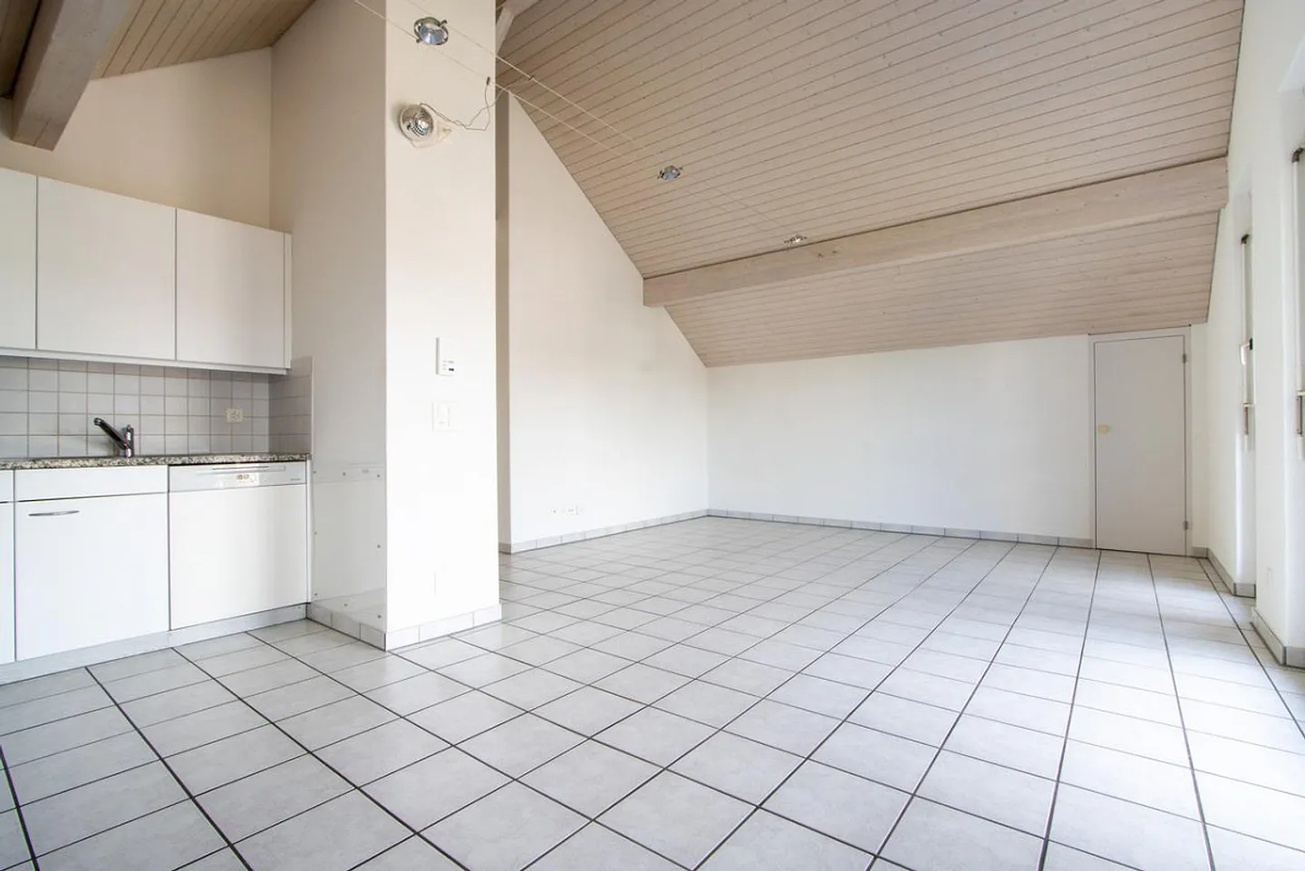 Charmante Dachwohnung mit Balkon - Foto 8 von 12