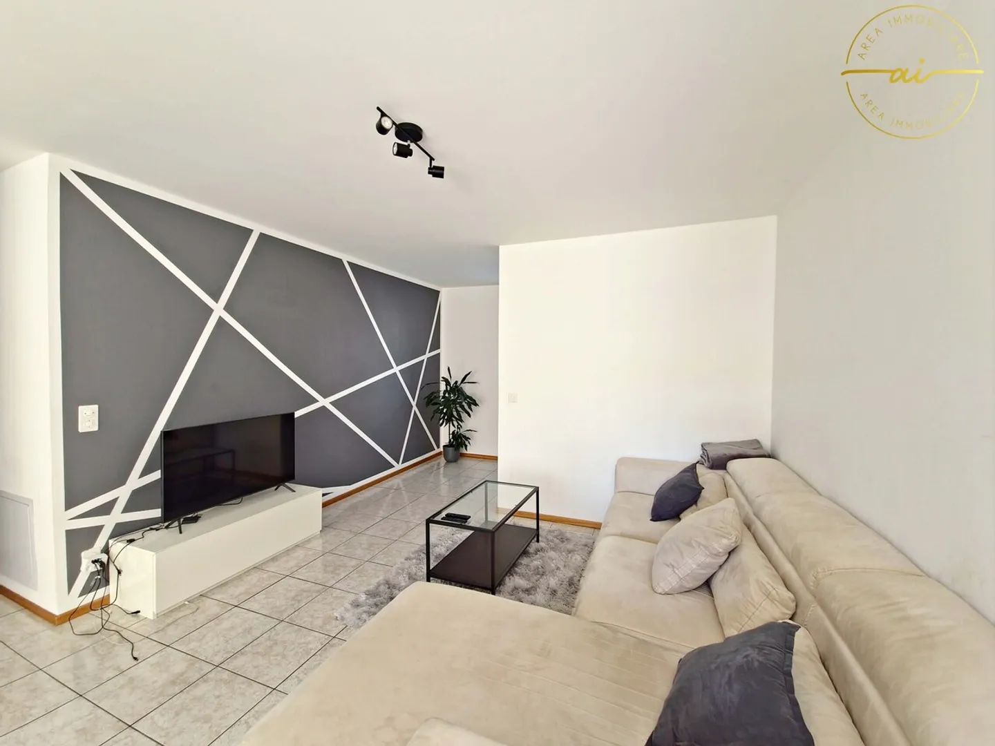 APPARTEMENT SPACIEUX ET LUMINEUX DE 4.5 PIÈCES AVEC BALCON - Photo 3 sur 10