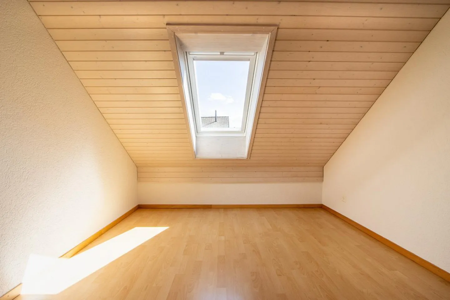 Charmante Dachwohnung mit Balkon - Foto 10 von 12