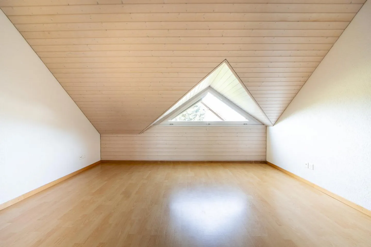 Charmante Dachwohnung mit Balkon - Foto 11 von 12