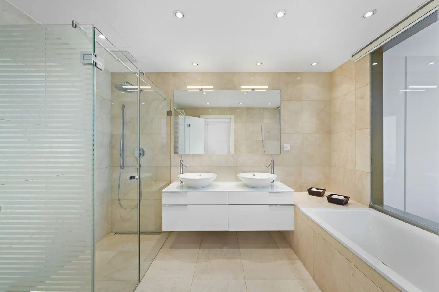 ELEGANZA E PRIVACY CON VISTA LAGO | ELEGANCE AND PRIVACY WITH A LAK... - Foto 8 di 10