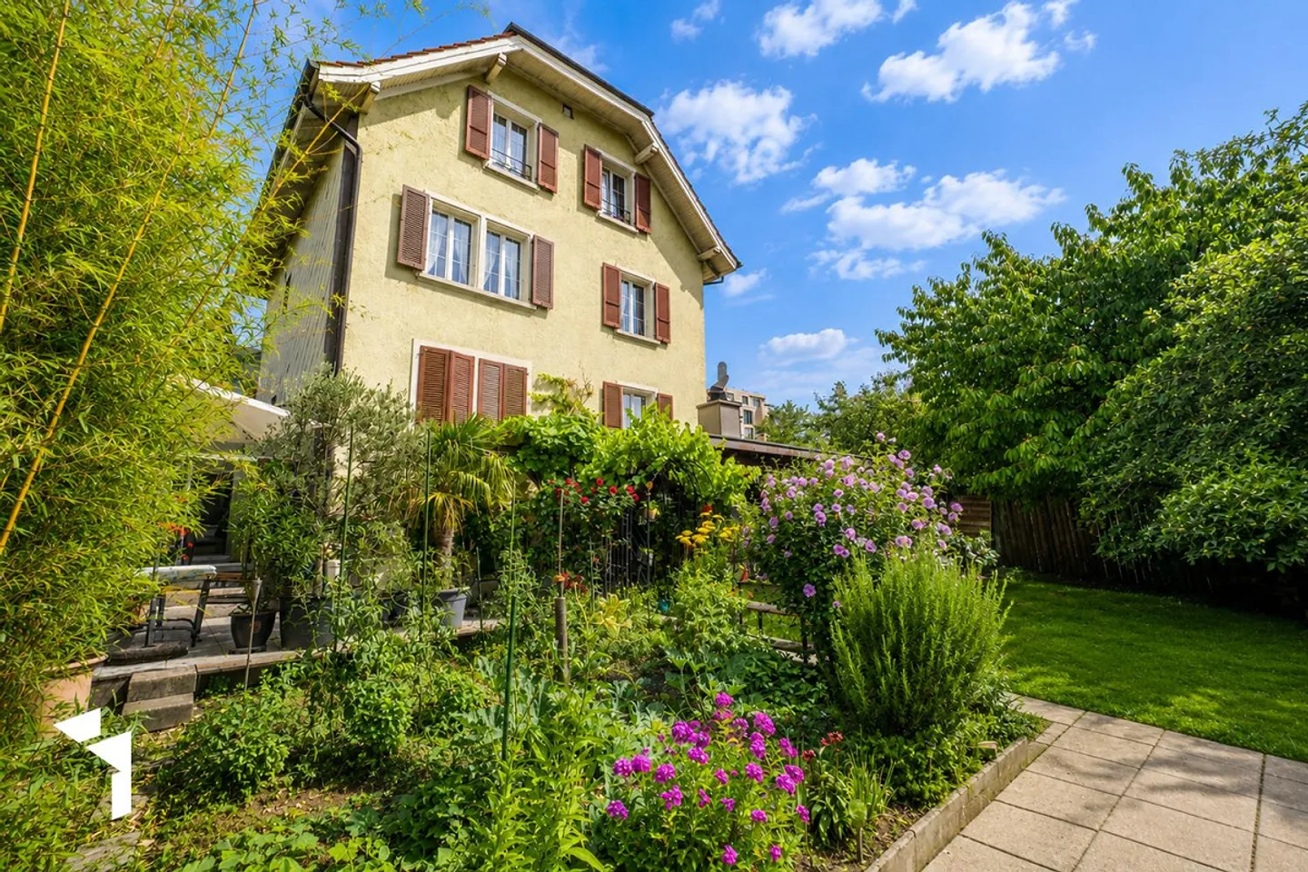 Fehr Immobilien - Grosszügiges Zwei-Generationen-Haus - Foto 1 von 15