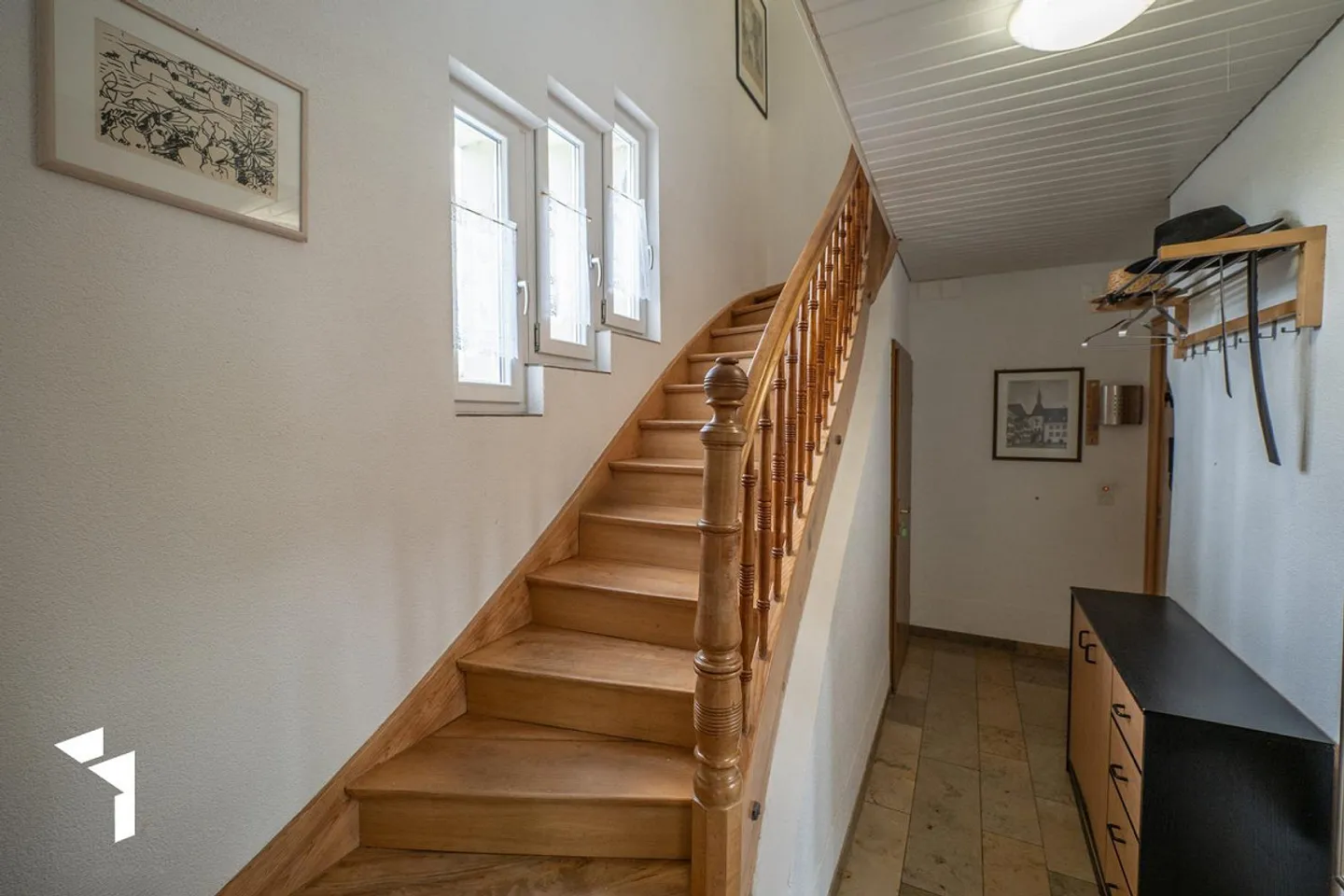 Fehr Immobilien - Grosszügiges Zwei-Generationen-Haus - Foto 4 von 15