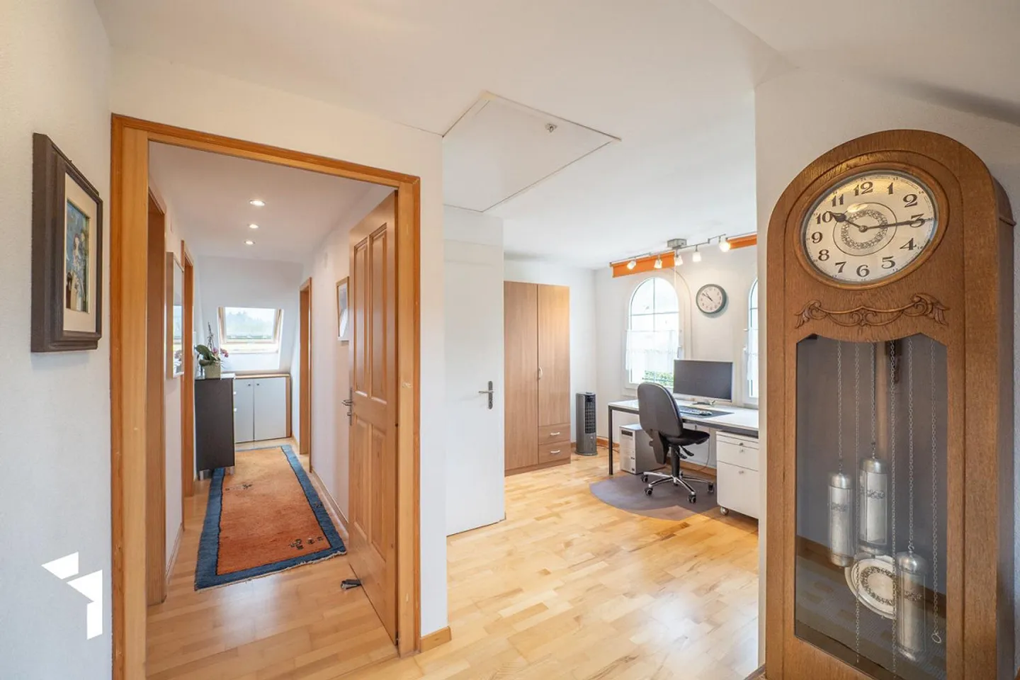 Fehr Immobilien - Grosszügiges Zwei-Generationen-Haus - Foto 10 von 15