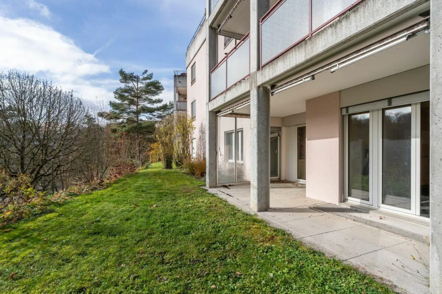 3.5-room apartment with garden seating area and parking space - Photo 2 of 12