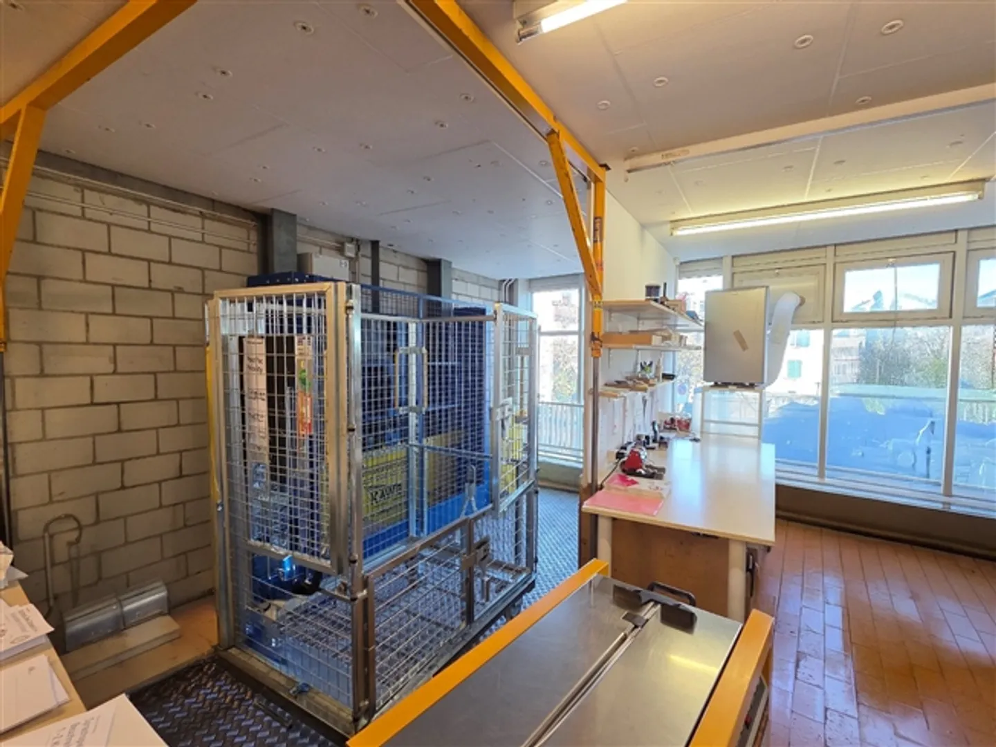 Versatile commercial property in a central location - Photo 4 of 12