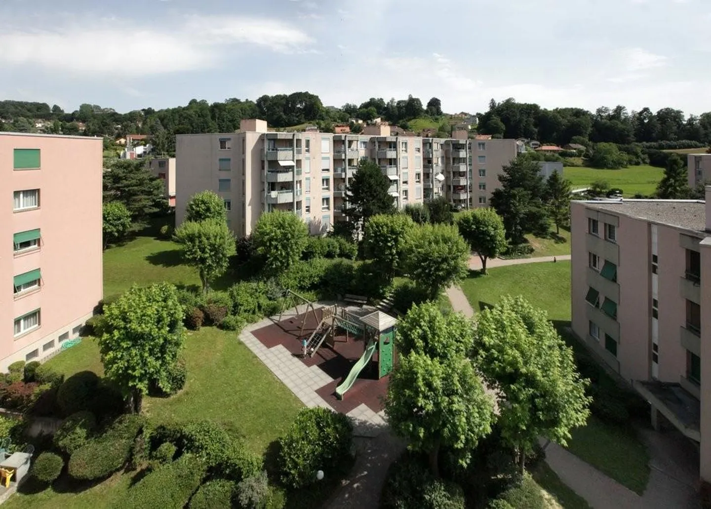 Place de parc extérieure sis Pierre-de-Savoie - Photo 2 sur 2