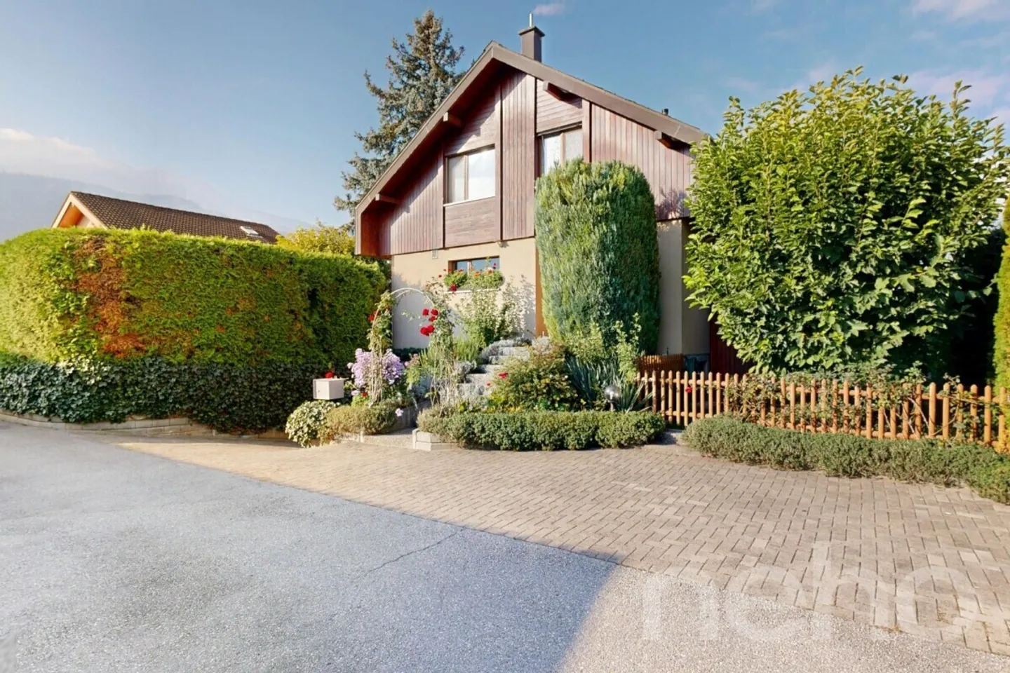 Casa affascinante con un bel spazio esterno e una veranda - Foto 3 di 12