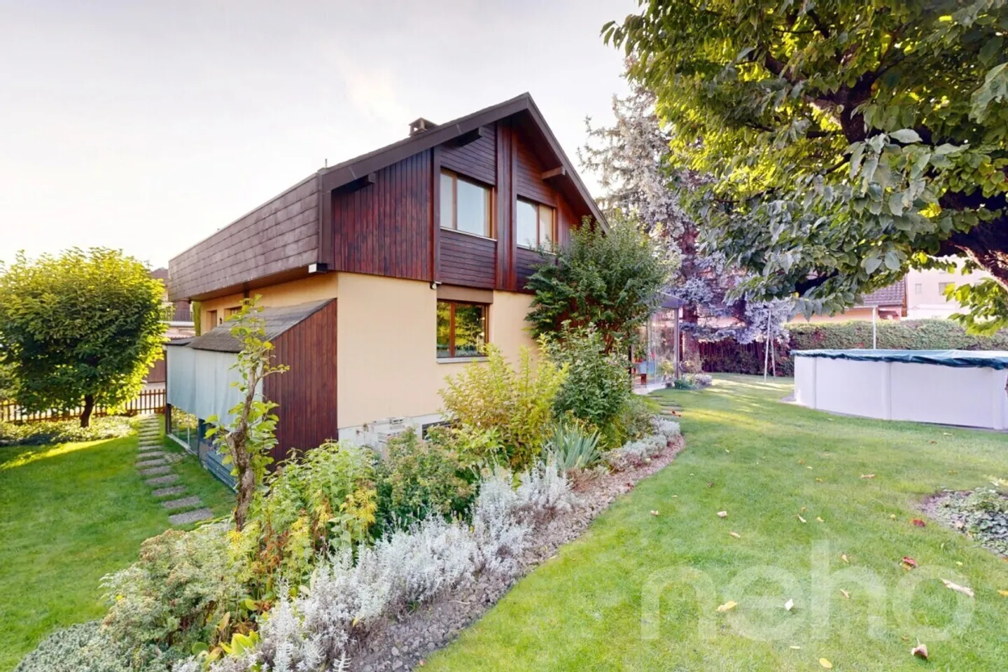 Casa affascinante con un bel spazio esterno e una veranda - Foto 2 di 12