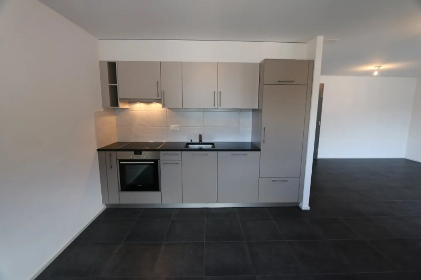 04895 - Appartement 2.5 pièces - Rue des Grands Praz 11 - Charrat - Foto 3 von 6