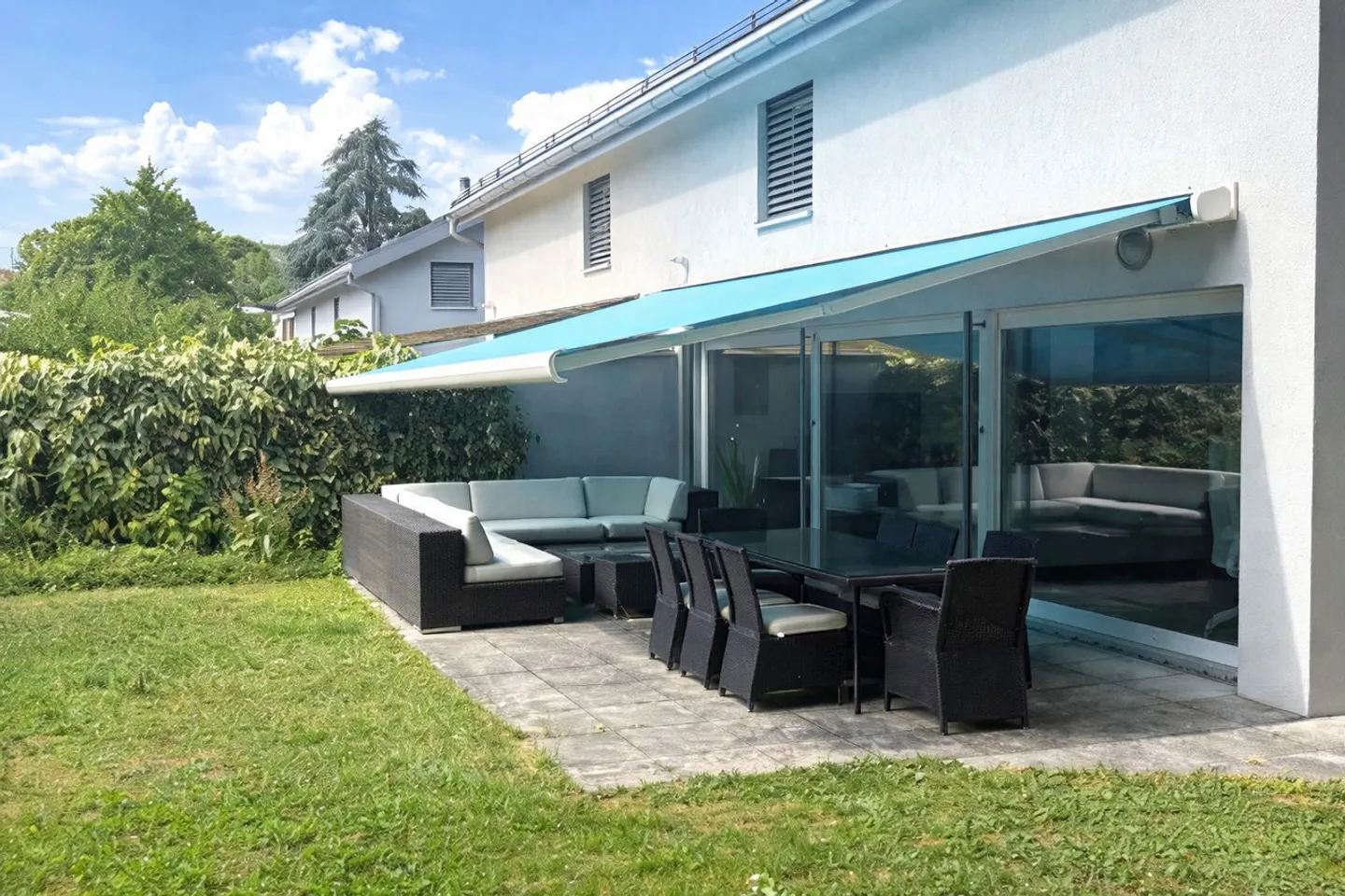 Bella villa bifamiliare con giardino - Foto 1 di 8