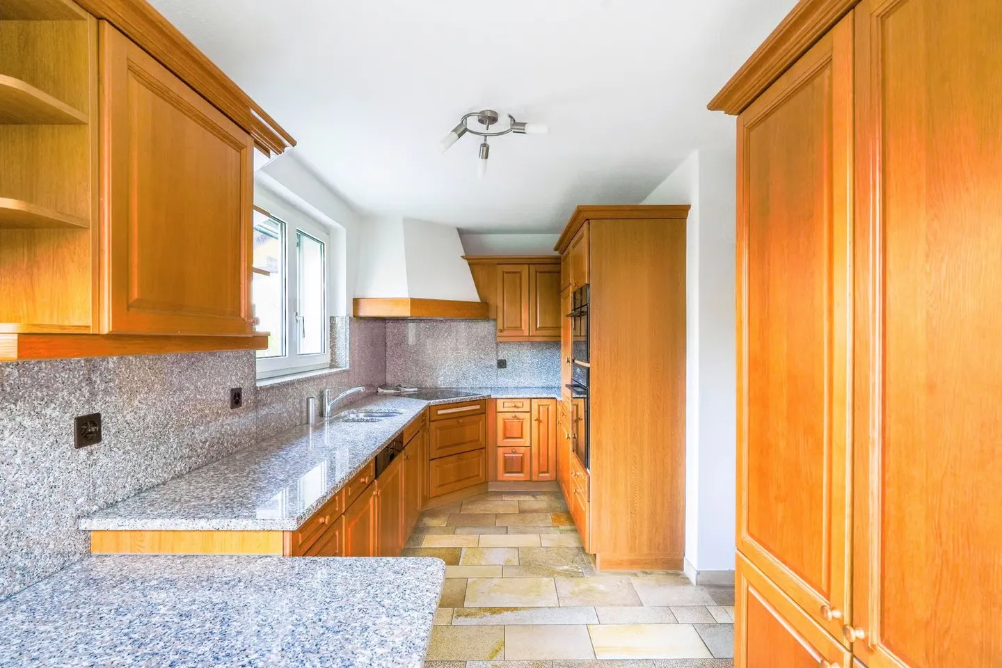 Charmante maison individuelle de 4,5 pièces dans un emplacement calme - Photo 4 sur 15