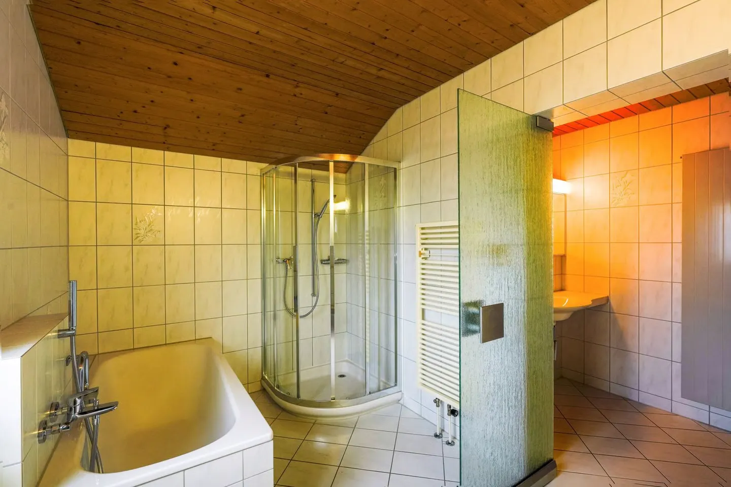 Charmante maison individuelle de 4,5 pièces dans un emplacement calme - Photo 8 sur 15