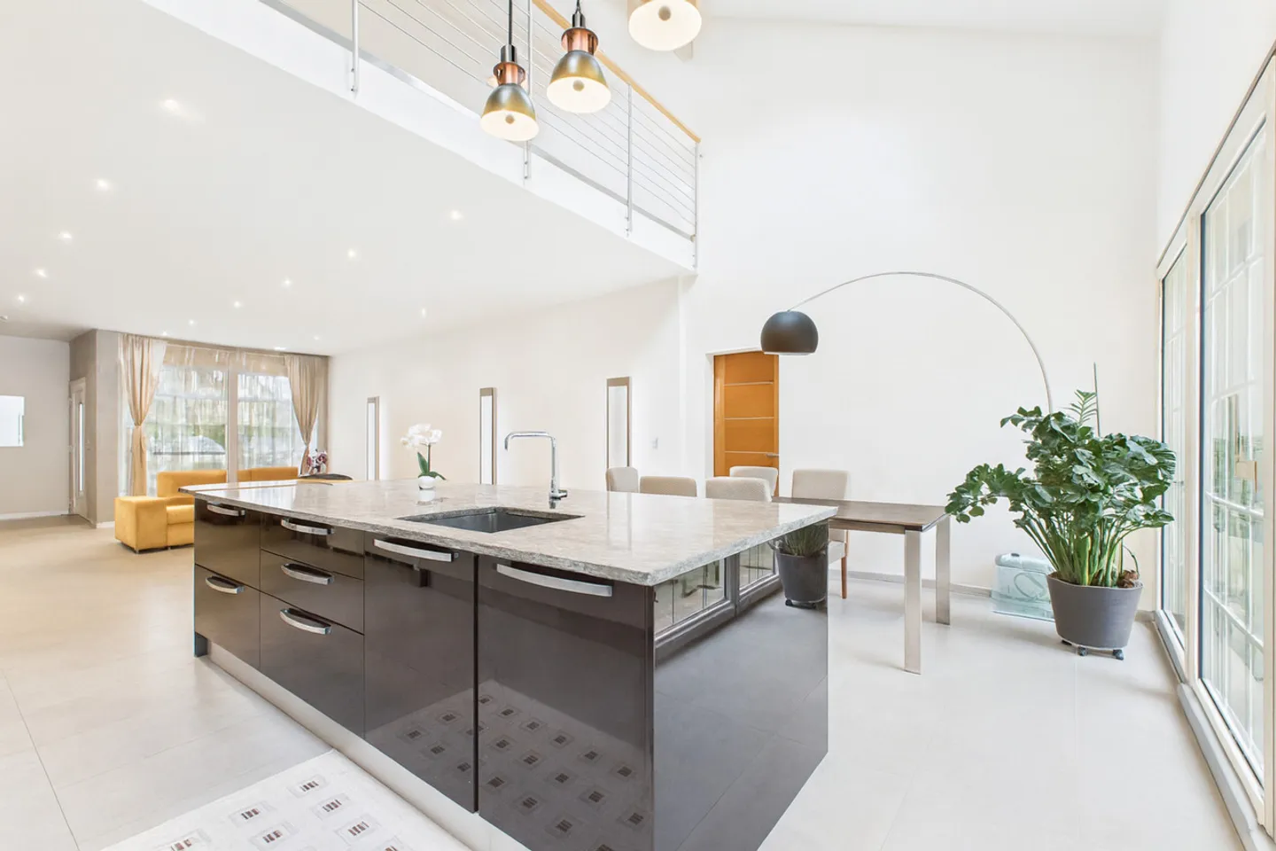 Volume e prossimità nel centro del villaggio - Foto 1 di 8