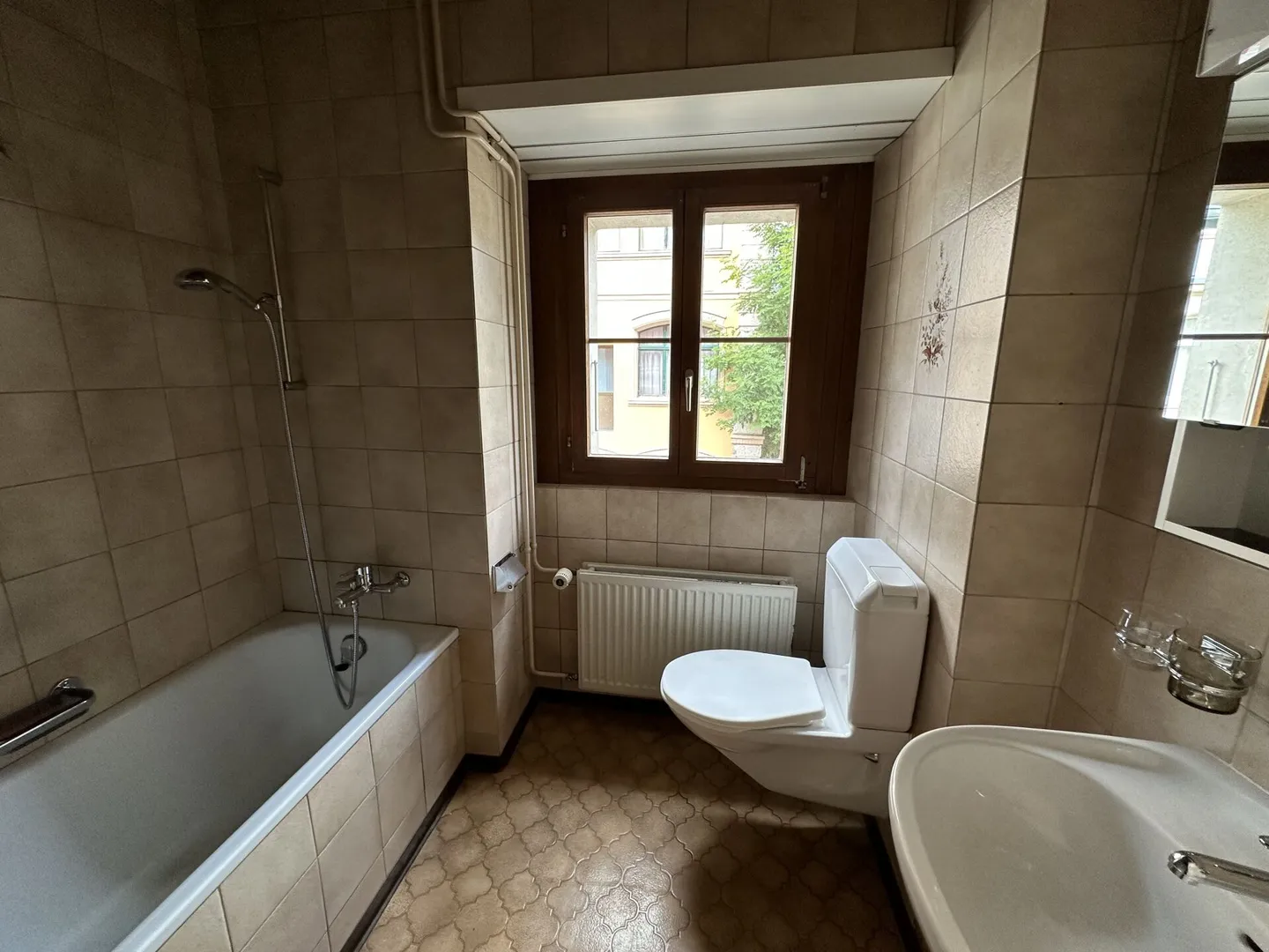 St-Imier, building with 5 apartments and 4 garages - Photo 8 of 11