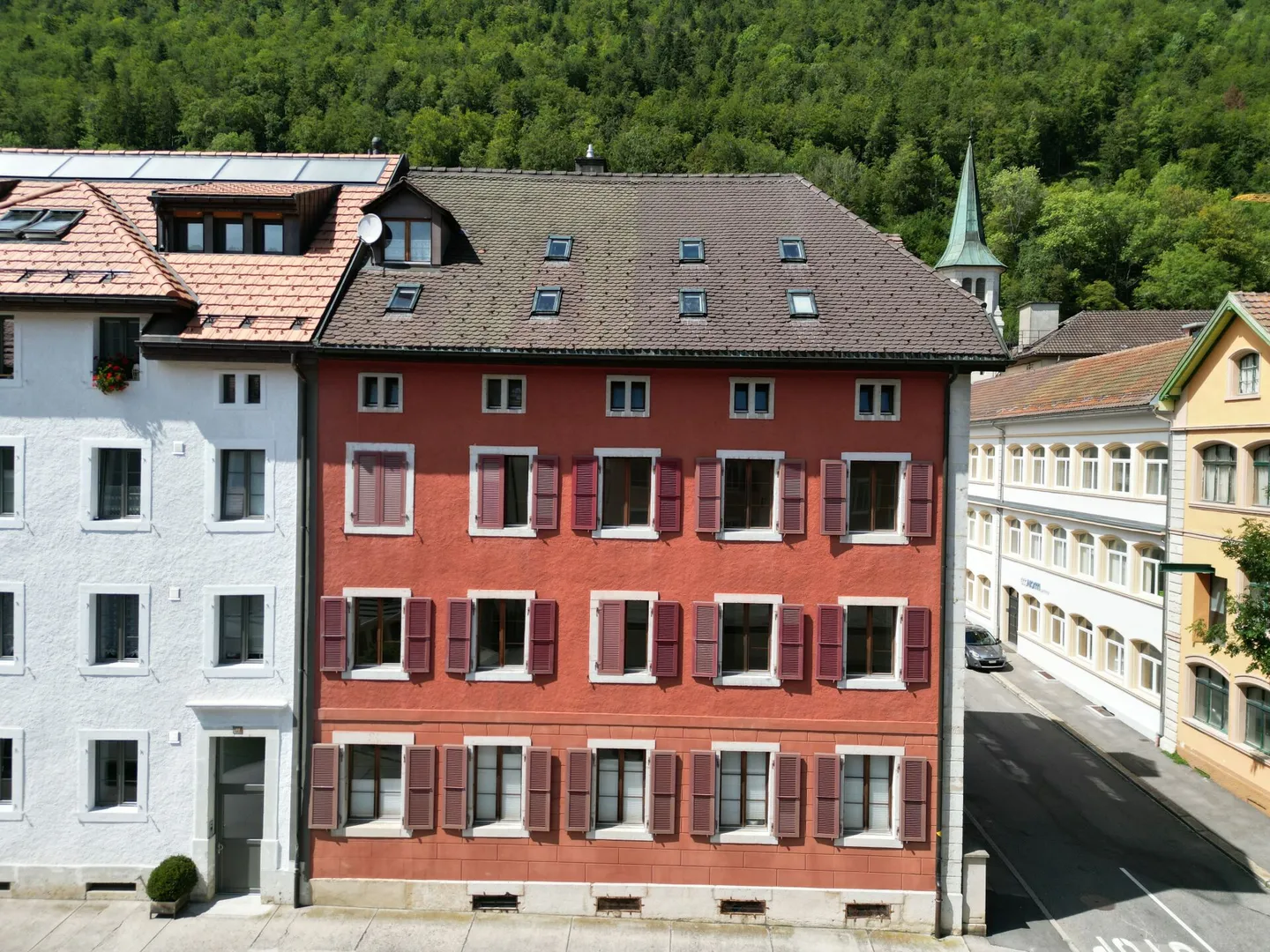 St-Imier, building with 5 apartments and 4 garages - Photo 2 of 11