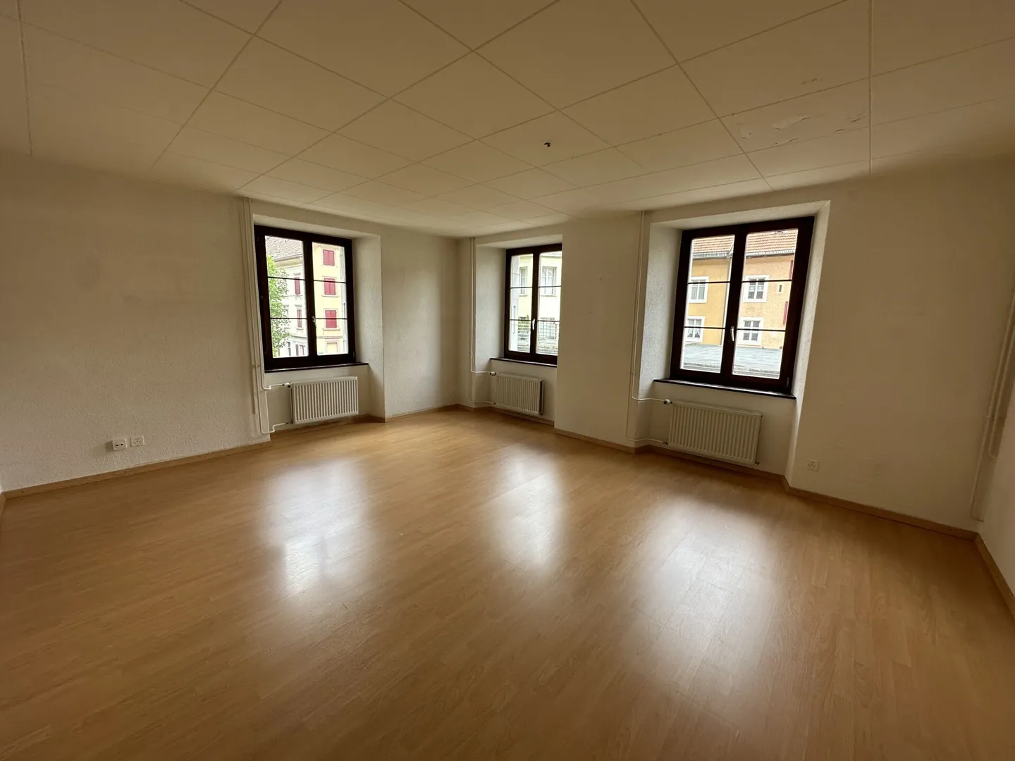 St-Imier, building with 5 apartments and 4 garages - Photo 3 of 11