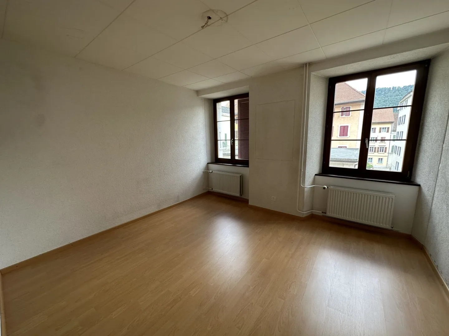 St-Imier, building with 5 apartments and 4 garages - Photo 4 of 11