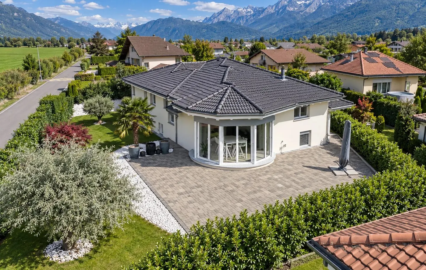 Renovierte Einzelvilla in Collombey-Muraz; Terrasse von über 100 m² und großer Garten - Foto 1 von 34
