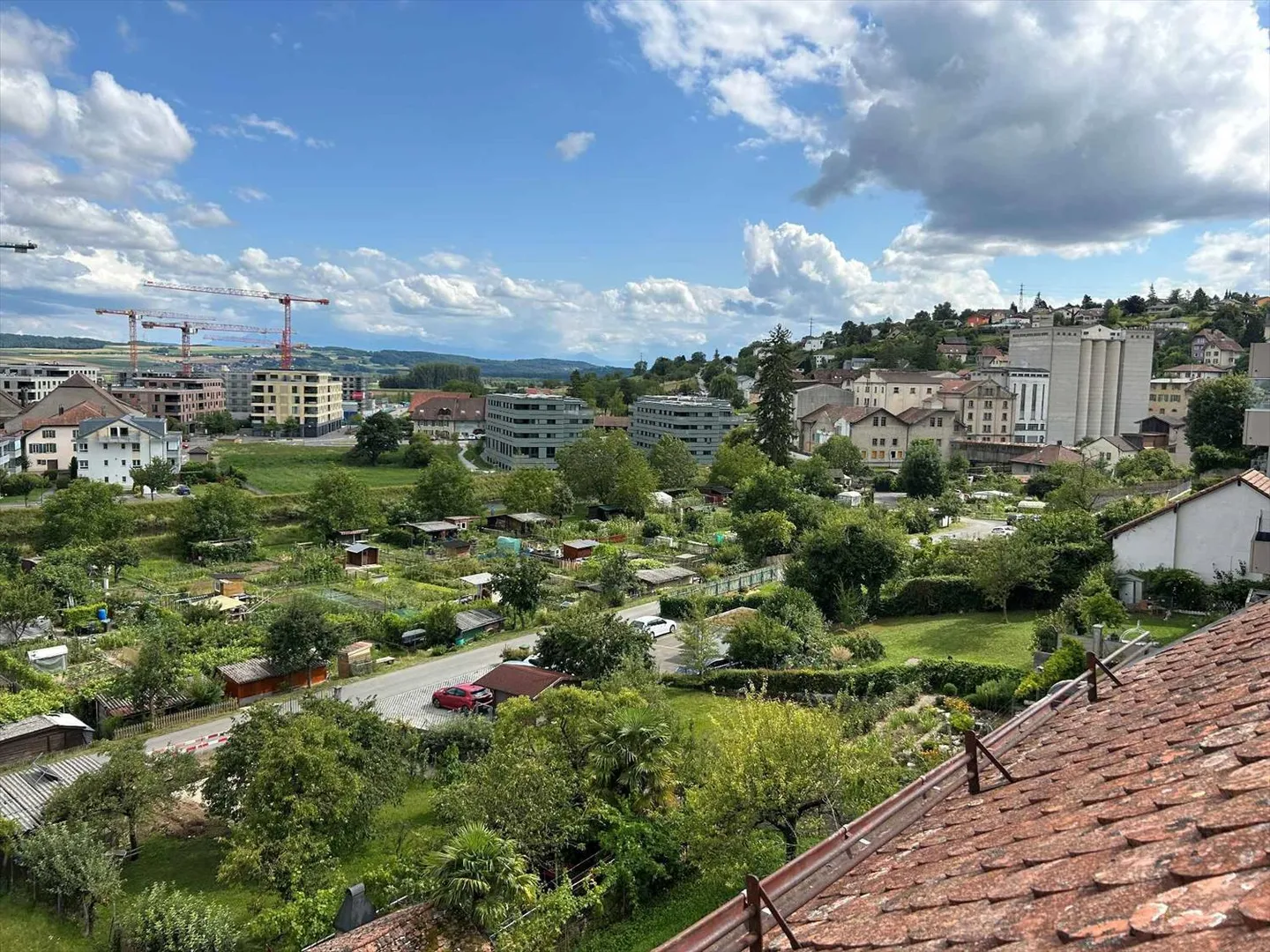 Edificio locativo a schiera a due passi dal centro città con posti auto - Foto 1 di 3