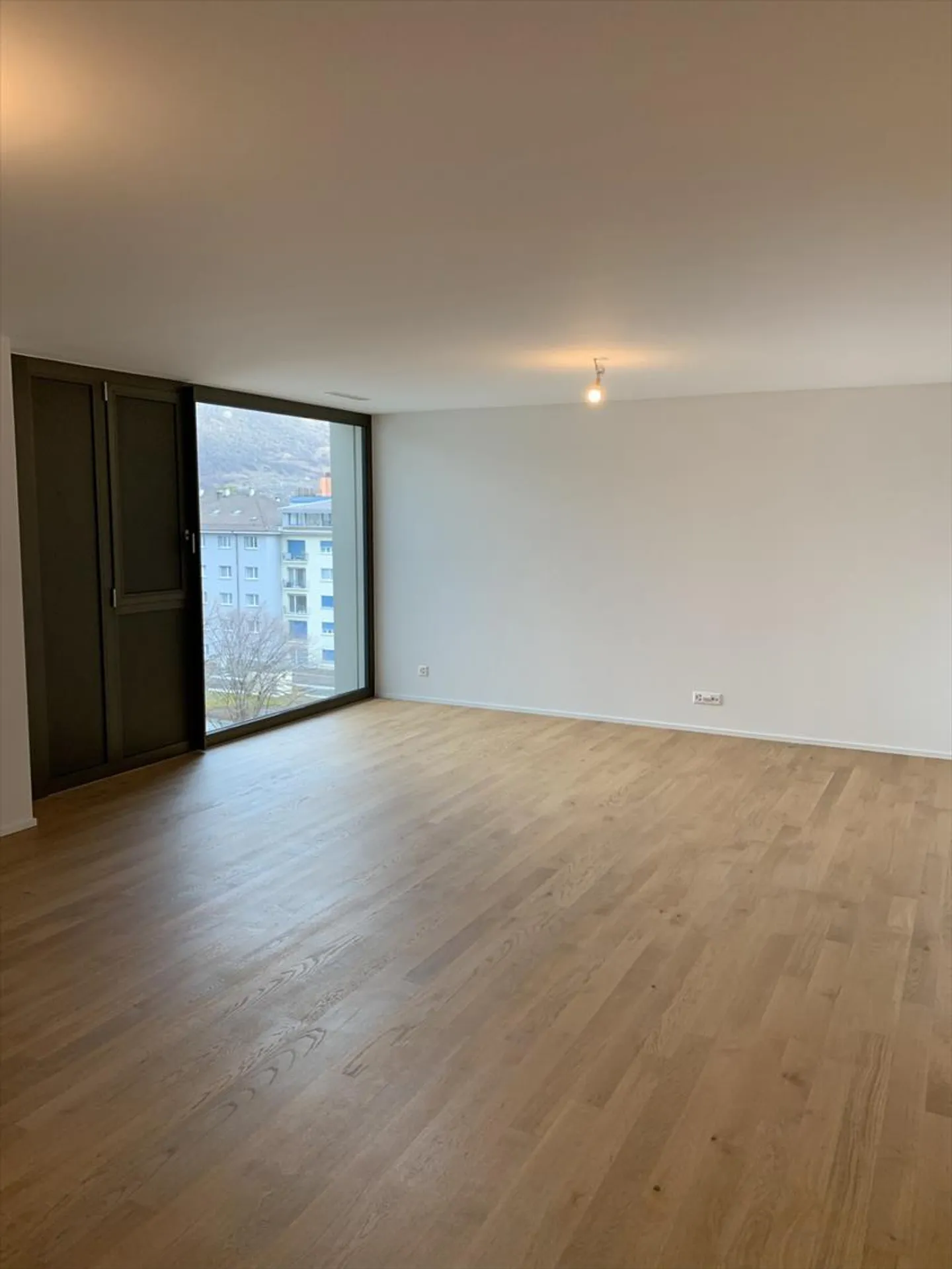 In the center of Martigny, bright 3.5 rooms on the 5th floor, 100 m2 with a 16.5 m2 balcony - Photo 3 of 4