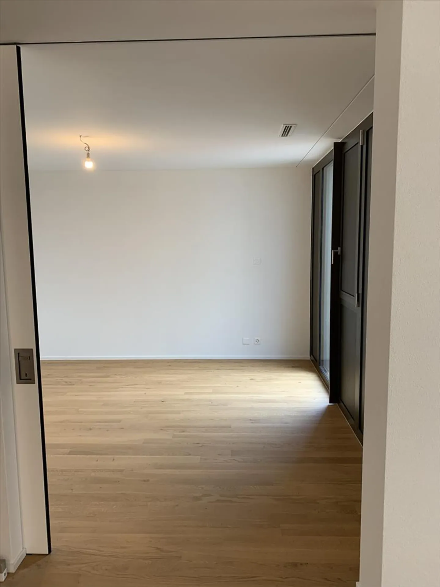 In the center of Martigny, bright 3.5 rooms on the 5th floor, 100 m2 with a 16.5 m2 balcony - Photo 4 of 4