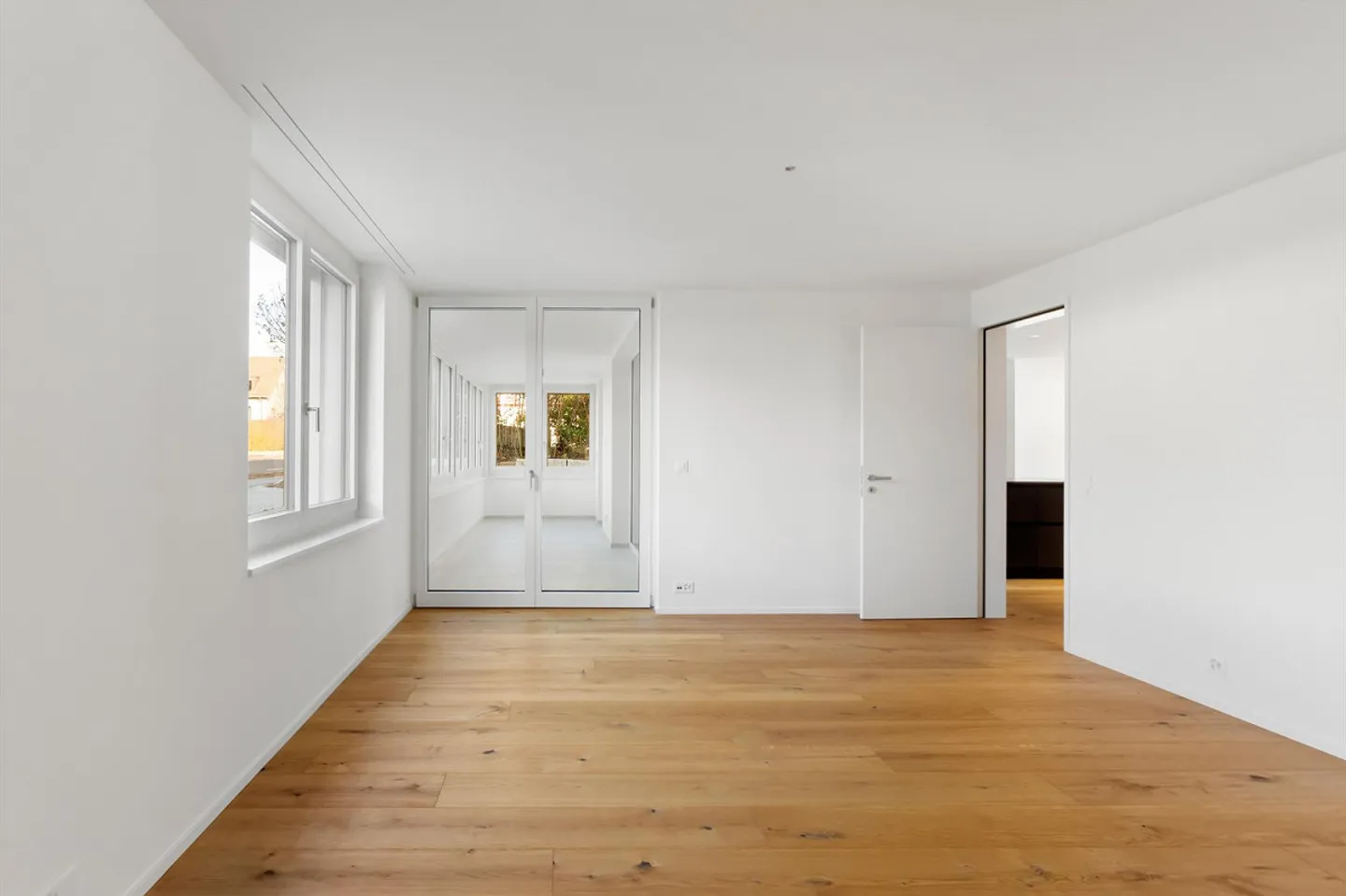 Exclusive Garden Refuge with Elegance - Photo 5 of 8