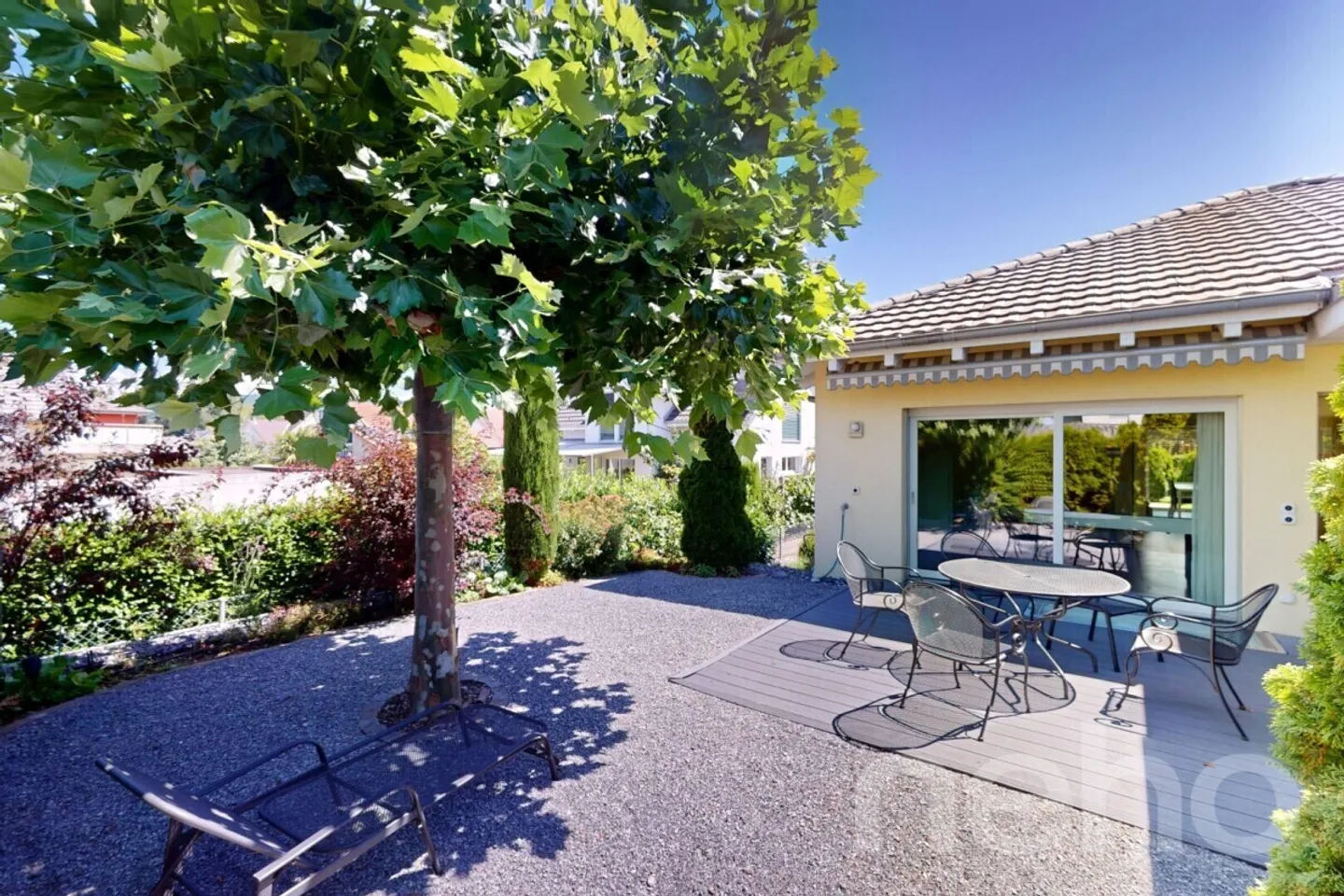 Elegant Single-Family Home with Well-Maintained Garden and Apartment - Photo 3 of 12