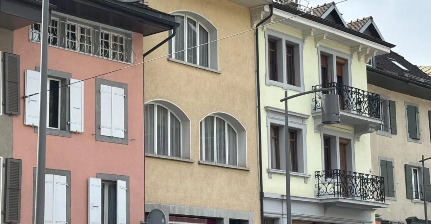 Edificio a Bex in via Centrale - Foto 1 di 11