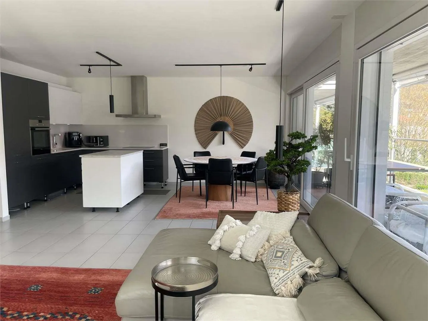 Résidence moderne de prestige avec grande terrasse et double services dans Ver - Photo 2 sur 9