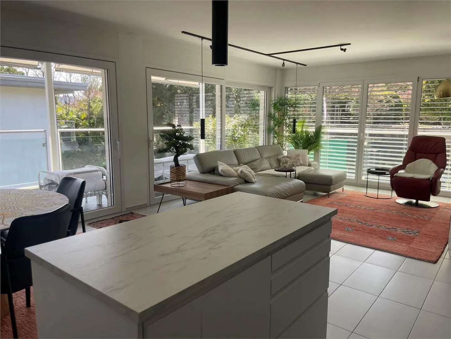 Résidence moderne de prestige avec grande terrasse et double services dans Ver - Photo 1 sur 9