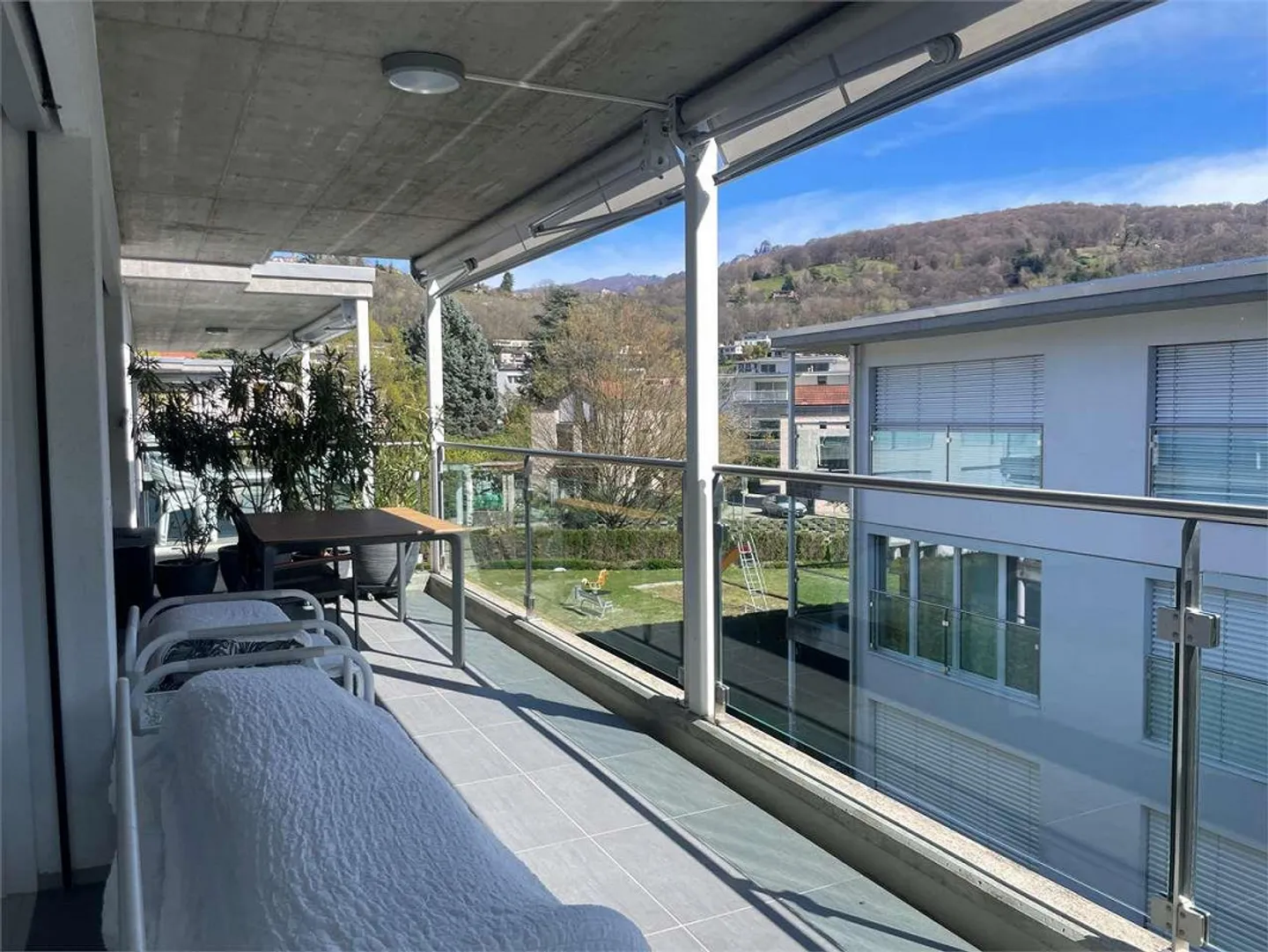 Résidence moderne de prestige avec grande terrasse et double services dans Ver - Photo 5 sur 9