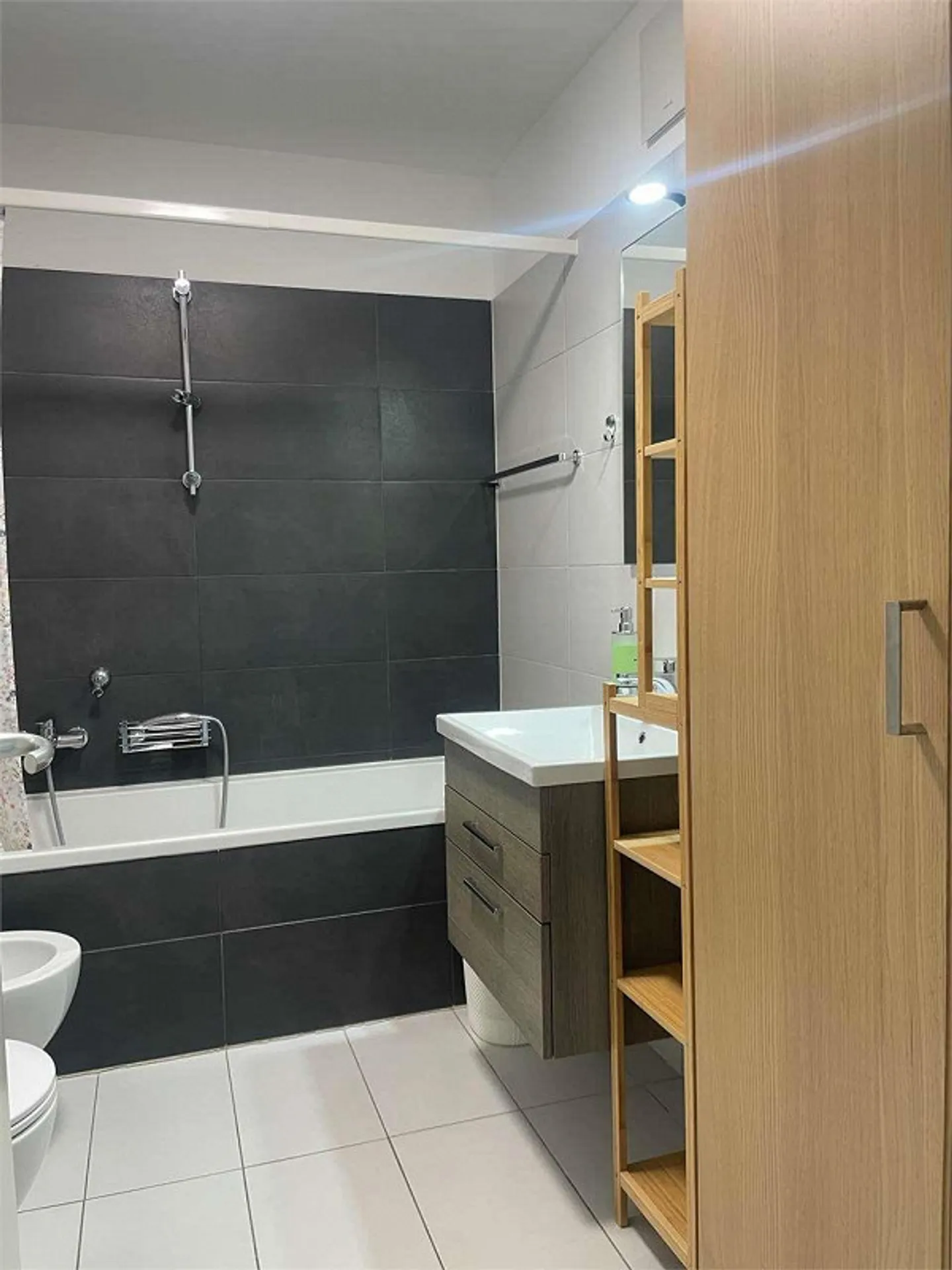 Résidence moderne de prestige avec grande terrasse et double services dans Ver - Photo 9 sur 9