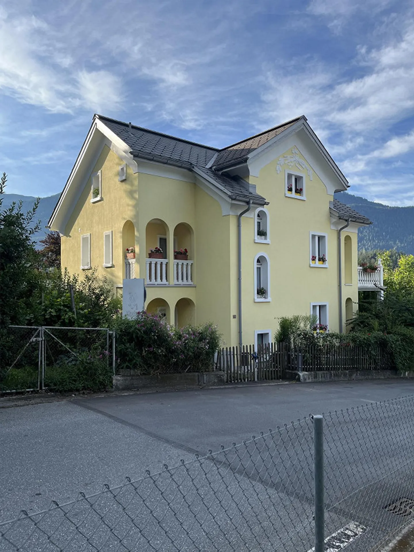 Ampio appartamento familiare con giardino in posizione soleggiata nel villaggio - Foto 2 di 4
