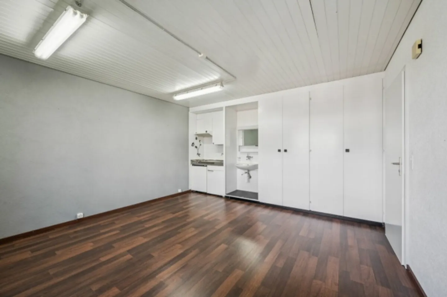 Versatile multi-family house with four residential units and numerous possibilities - Photo 5 of 13