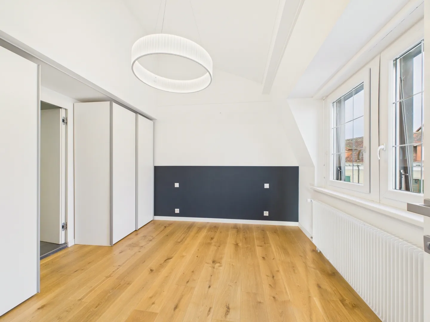 Bright and renovated duplex with lake view in the Nyon region - Photo 4 of 11