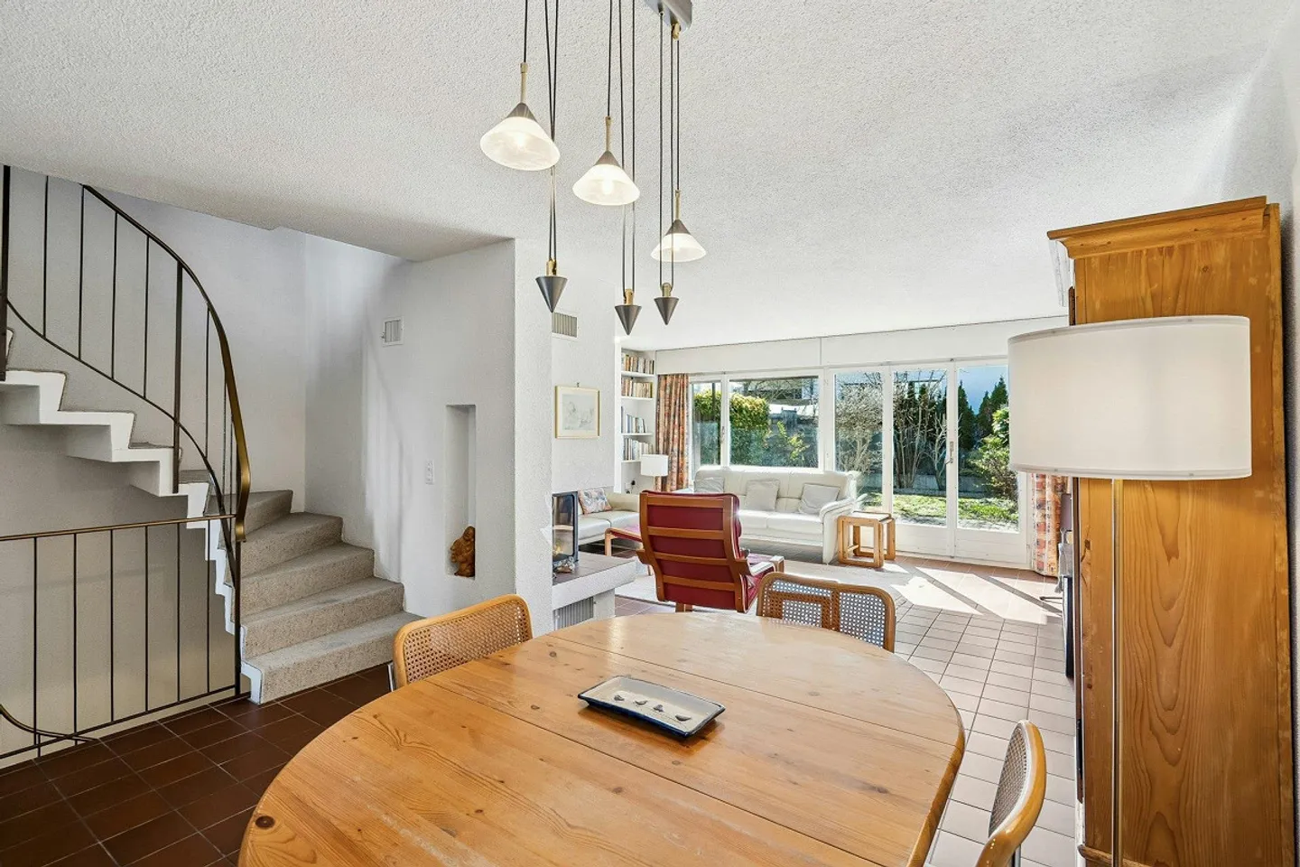 Maison mitoyenne de 5,5 pièces avec cheminée et vue - Photo 3 sur 13