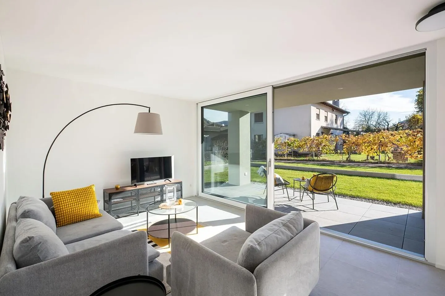 MAGLIASO - 2.5 ROOMS FOR RENT - Photo 2 of 15