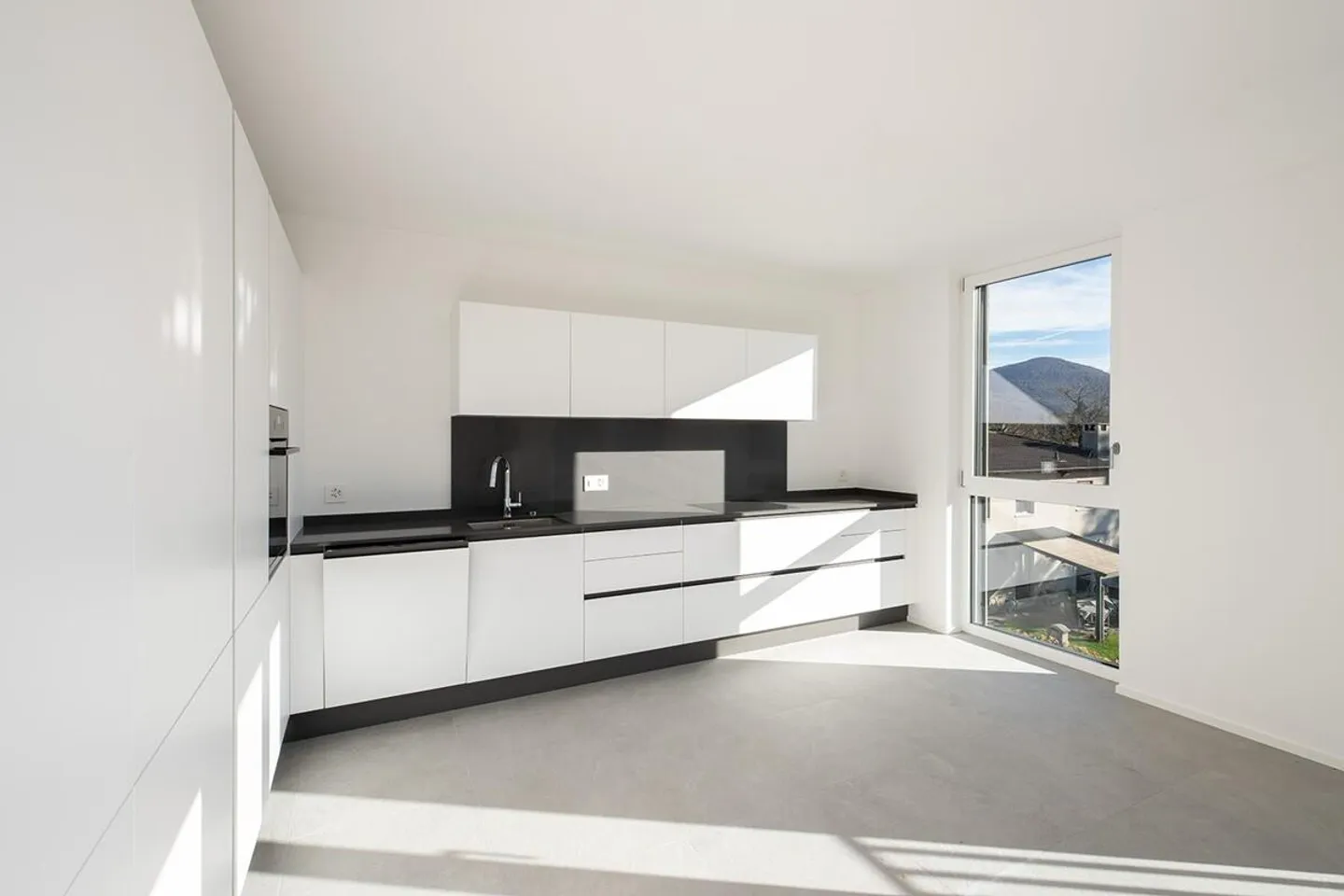 MAGLIASO - 2.5 ROOMS FOR RENT - Photo 10 of 15