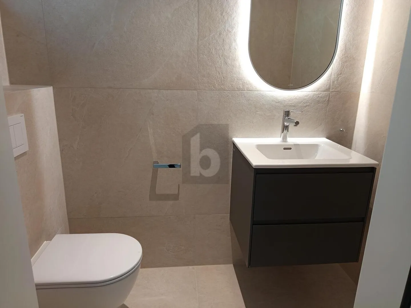 MODERN, BRIGHT & COMFORTABLE - Photo 5 of 6