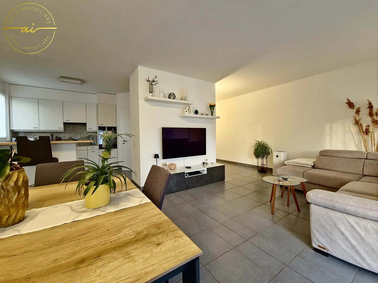 LUMINOSO APPARTAMENTO DI 3.5 LOCALI CON VISTA APERTA - Foto 4 di 13