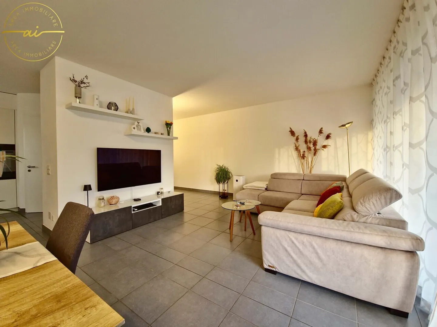 LUMINOSO APPARTAMENTO DI 3.5 LOCALI CON VISTA APERTA - Foto 5 di 13