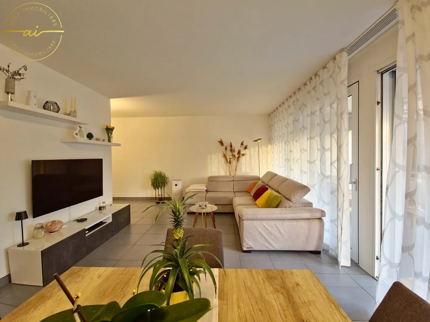 LUMINOSO APPARTAMENTO DI 3.5 LOCALI CON VISTA APERTA - Foto 8 di 13