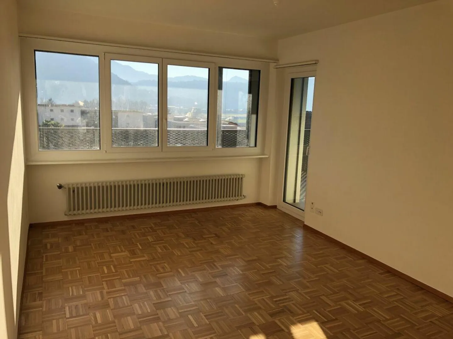 Spacious 2.5-room apartment - Photo 2 of 5