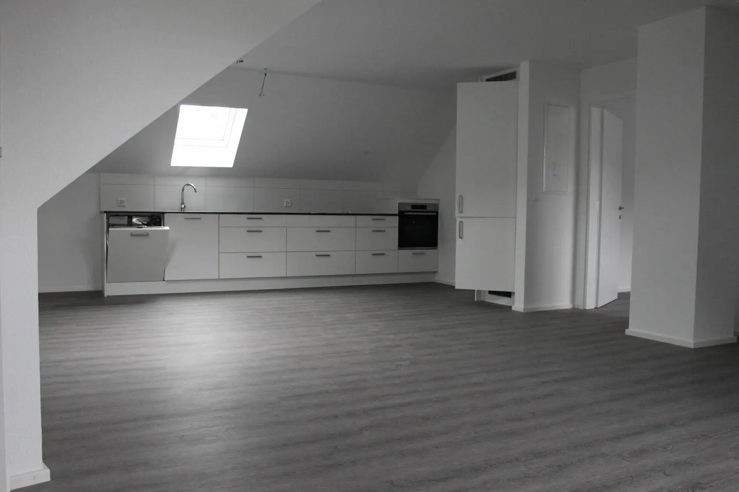 Appartement sous les combles de 2,5 pièces, rénové en 2022, à louer à Herisau - Photo 2 sur 8